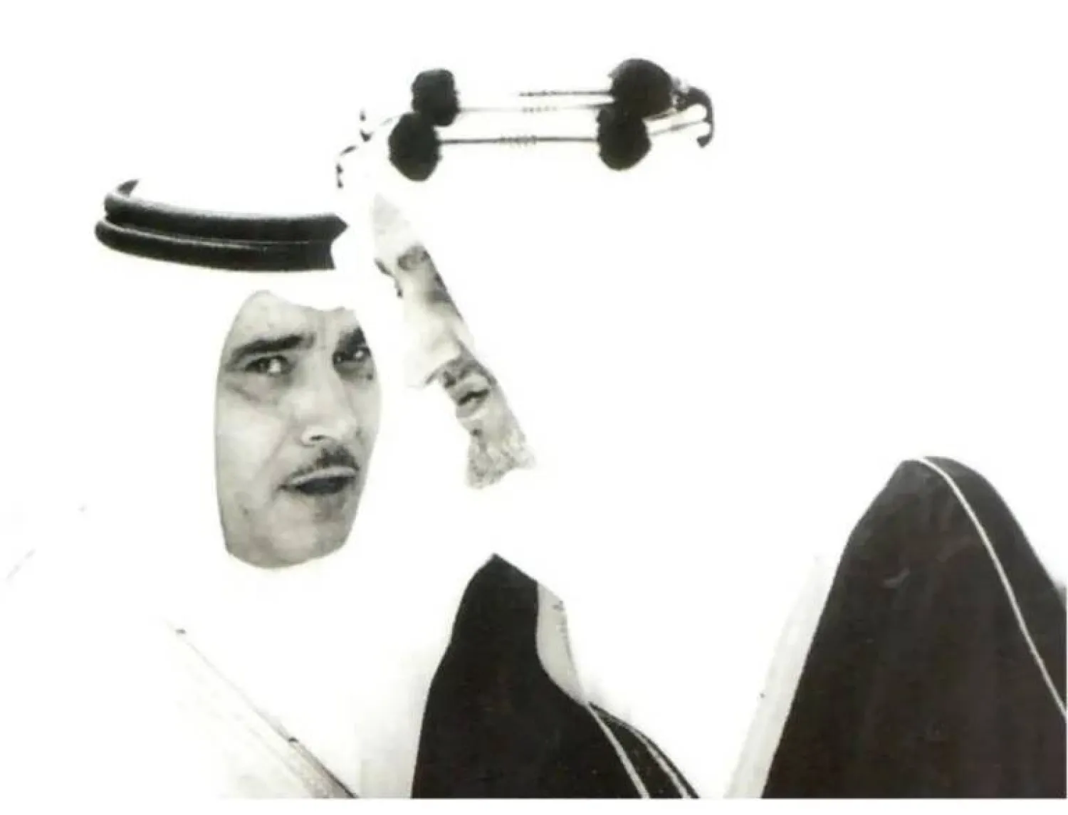 الشيخ العنقري مع الملك فيصل عندما كان وزيراً للإعلام (الشرق الأوسط)