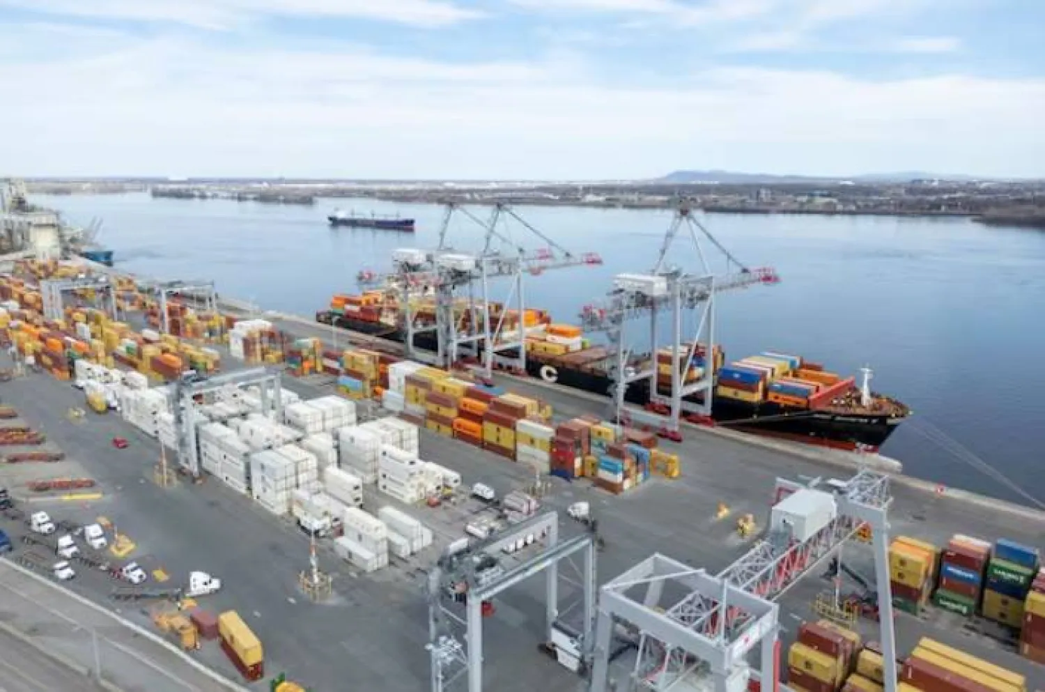 حاويات وشاحنات نقل في ميناء مونتريال بمقاطعة كيبيك الكندية (رويترز)