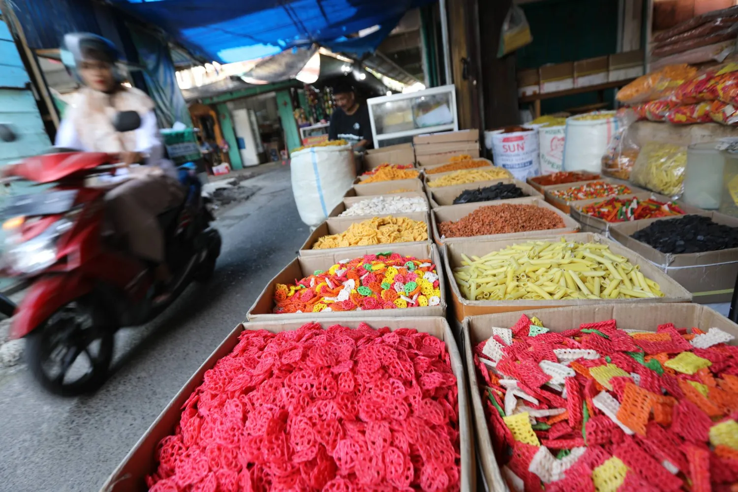 بائعو الأطعمة ينتظرون الزبائن في السوق التقليدية في باندا آتشيه بإندونيسيا (إ.ب.أ)