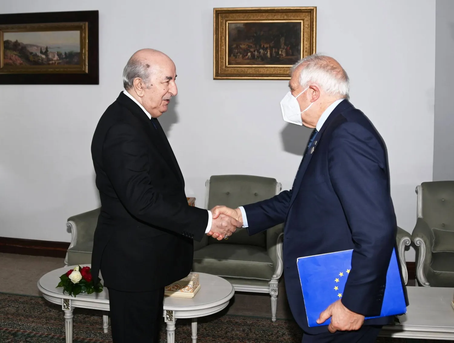 ممثل السياسة الخارجية في «الاتحاد الأوروبي» سابقاً جوزيب بوريل في لقاء سابق مع الرئيس تبون (الرئاسة الجزائرية)