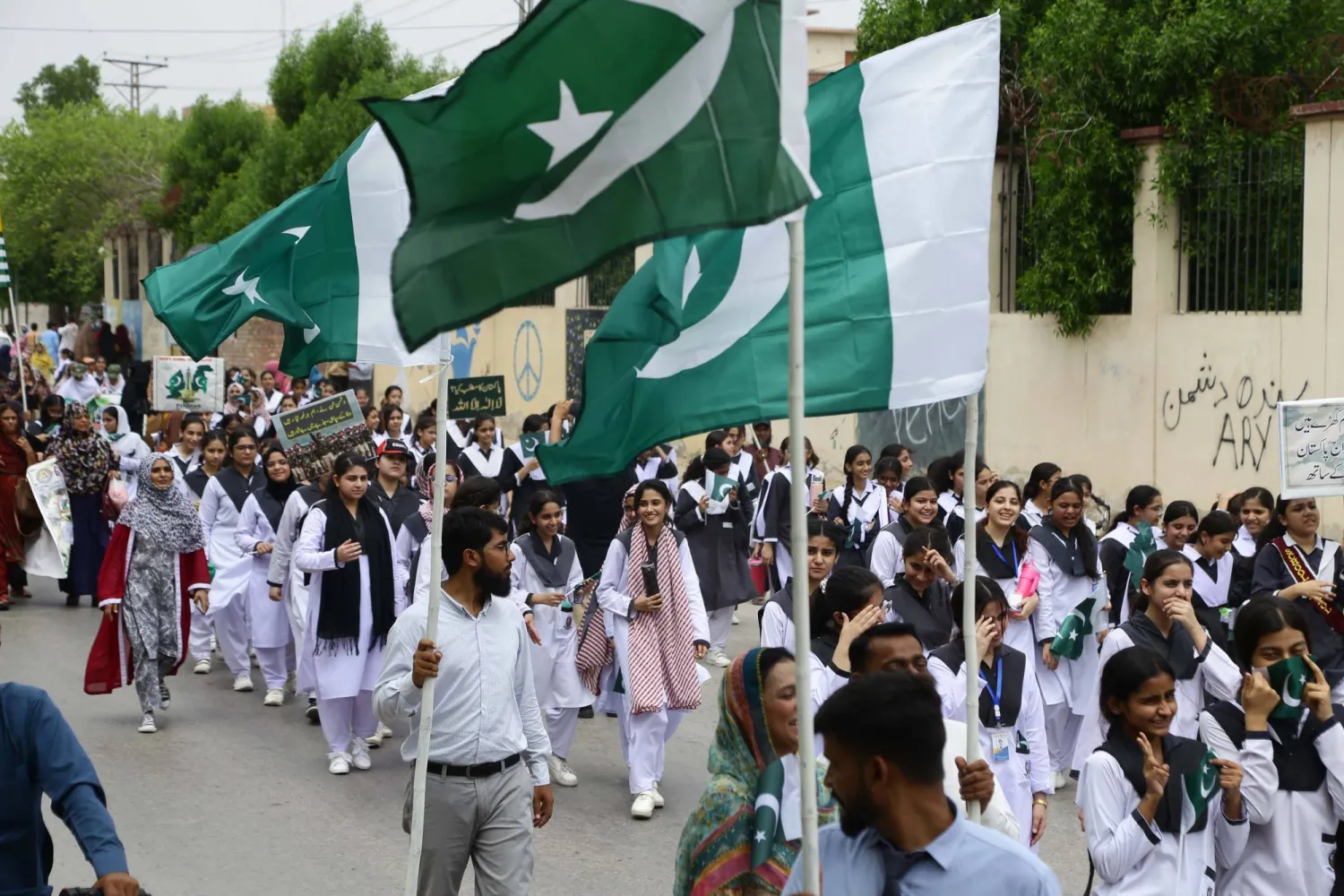 طلاب باكستانيون يحملون أعلاماً ولافتات خلال احتجاج لإظهار التضامن مع الكشميريين الذين يعيشون في الجزء الخاضع للإدارة الهندية من كشمير... الصورة في حيدر آباد باكستان 5 أغسطس 2025 (إ.ب.أ)