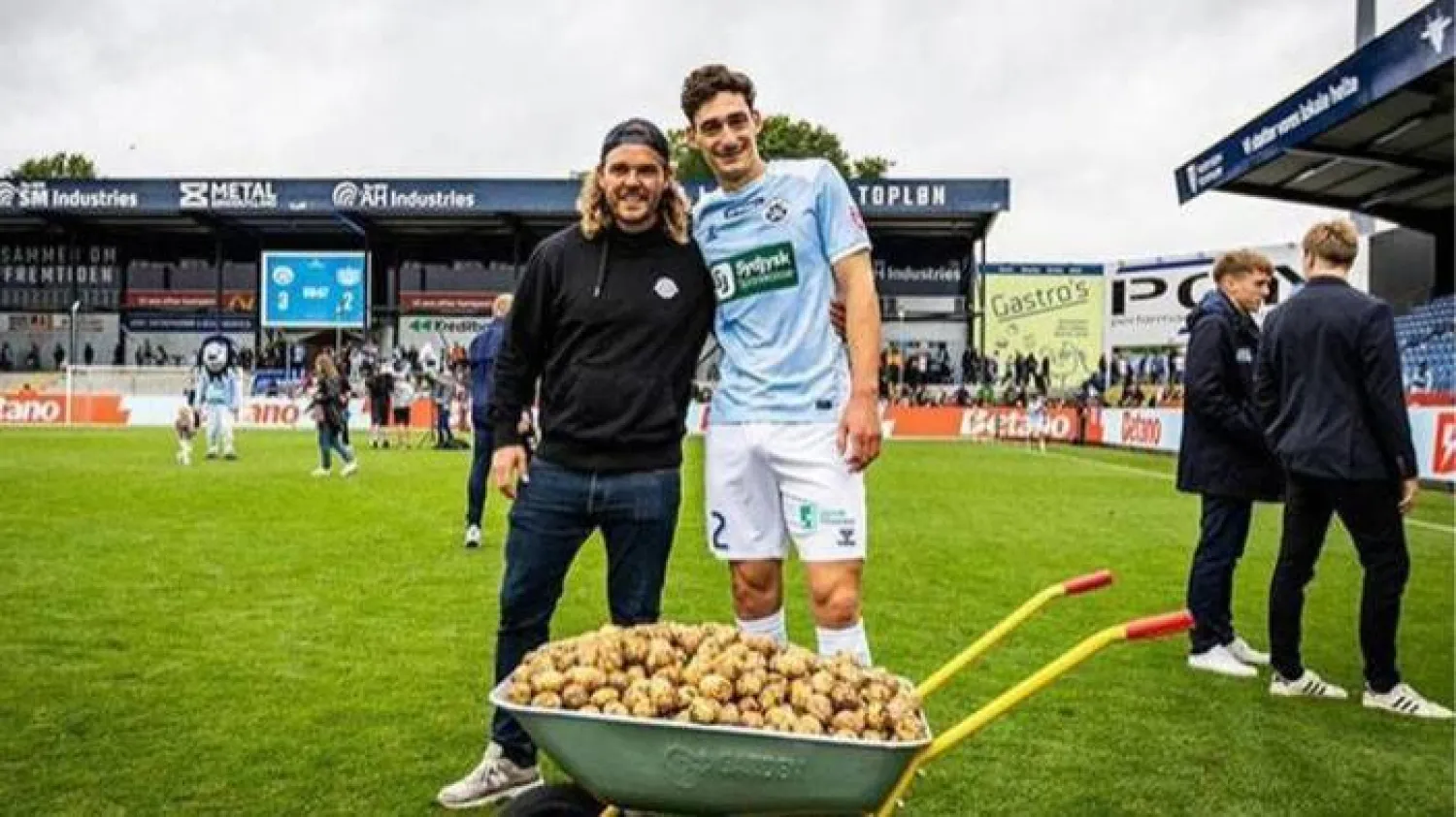 الفرنسي ماكسيم سولاس إلى جوار «جائزة المباراة» (وسائل إعلام دنماركية)