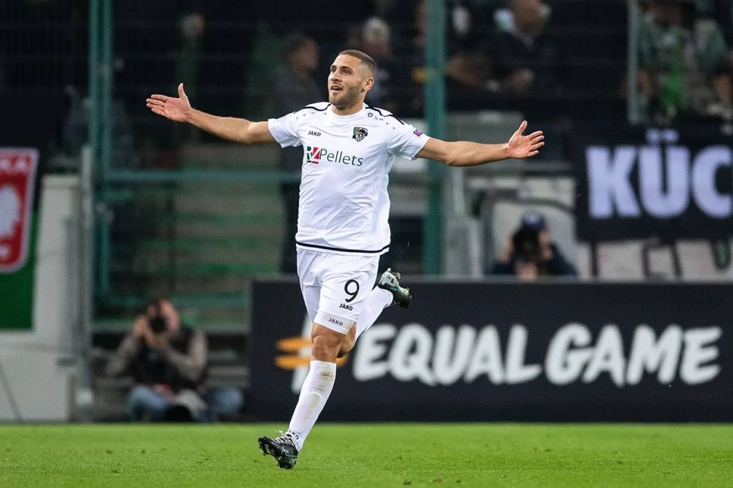 19 September 2019, Moenchengladbach: Wolfsberg's Shon Weissman celebrates scoring his side's first goal during the UEFA Europa League group J soccer match between Borussia Moenchengladbach and Wolfsberg AC at the Borussia Park. (dpa)