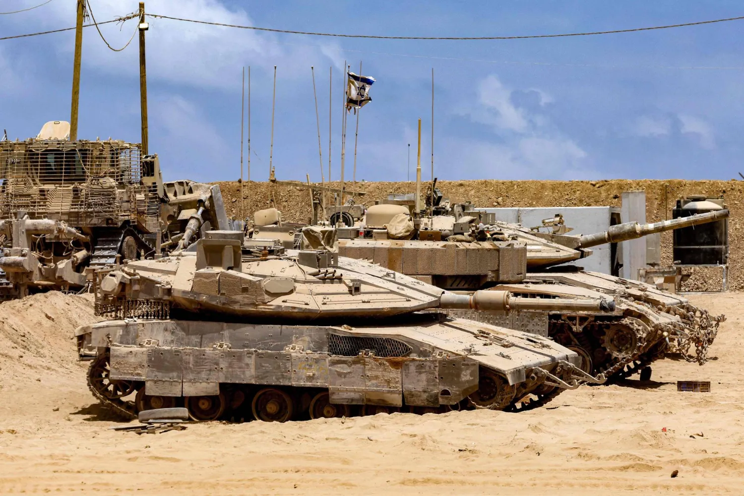 قوة مدرعة إسرائيلية على حدود قطاع غزة (أ.ف.ب)