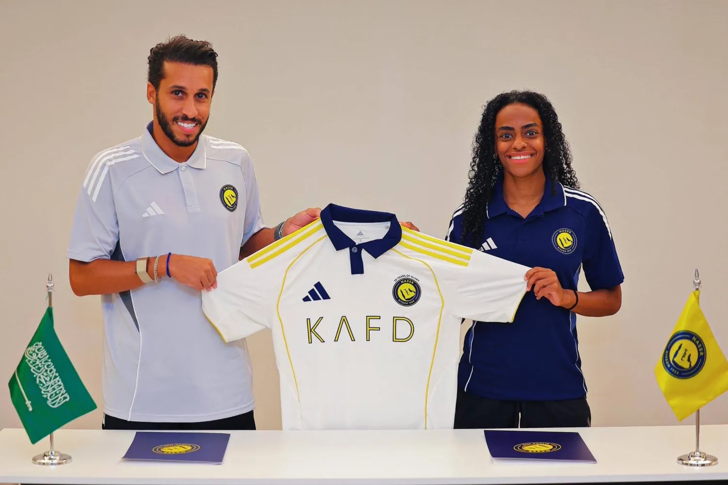 أسيل أحمد خلال توقيعها العقد الجديد (نادي النصر) 