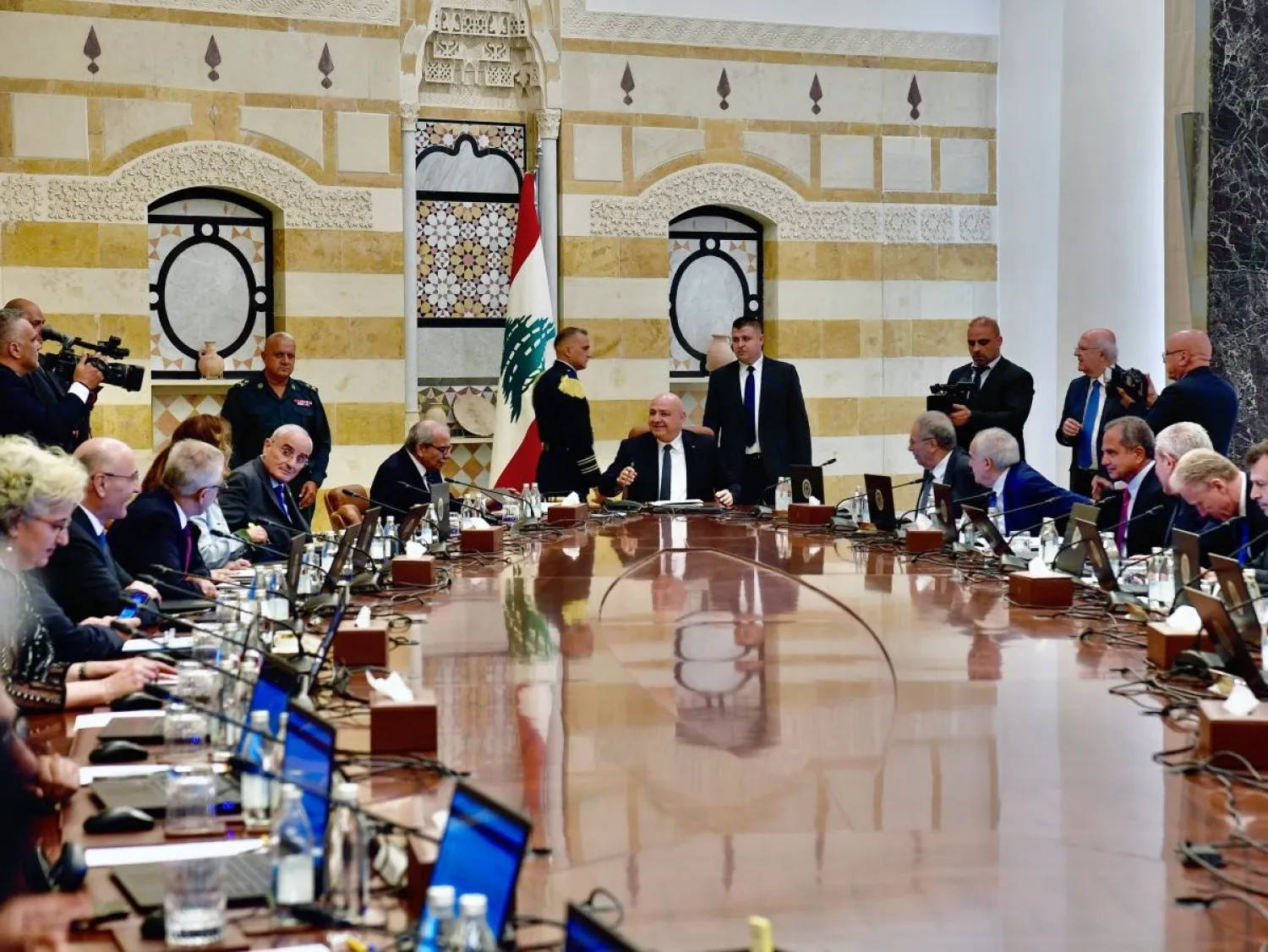 عون مترئساً جلسة مجلس الوزراء في بعبدا الثلاثاء (إ.ب.أ)