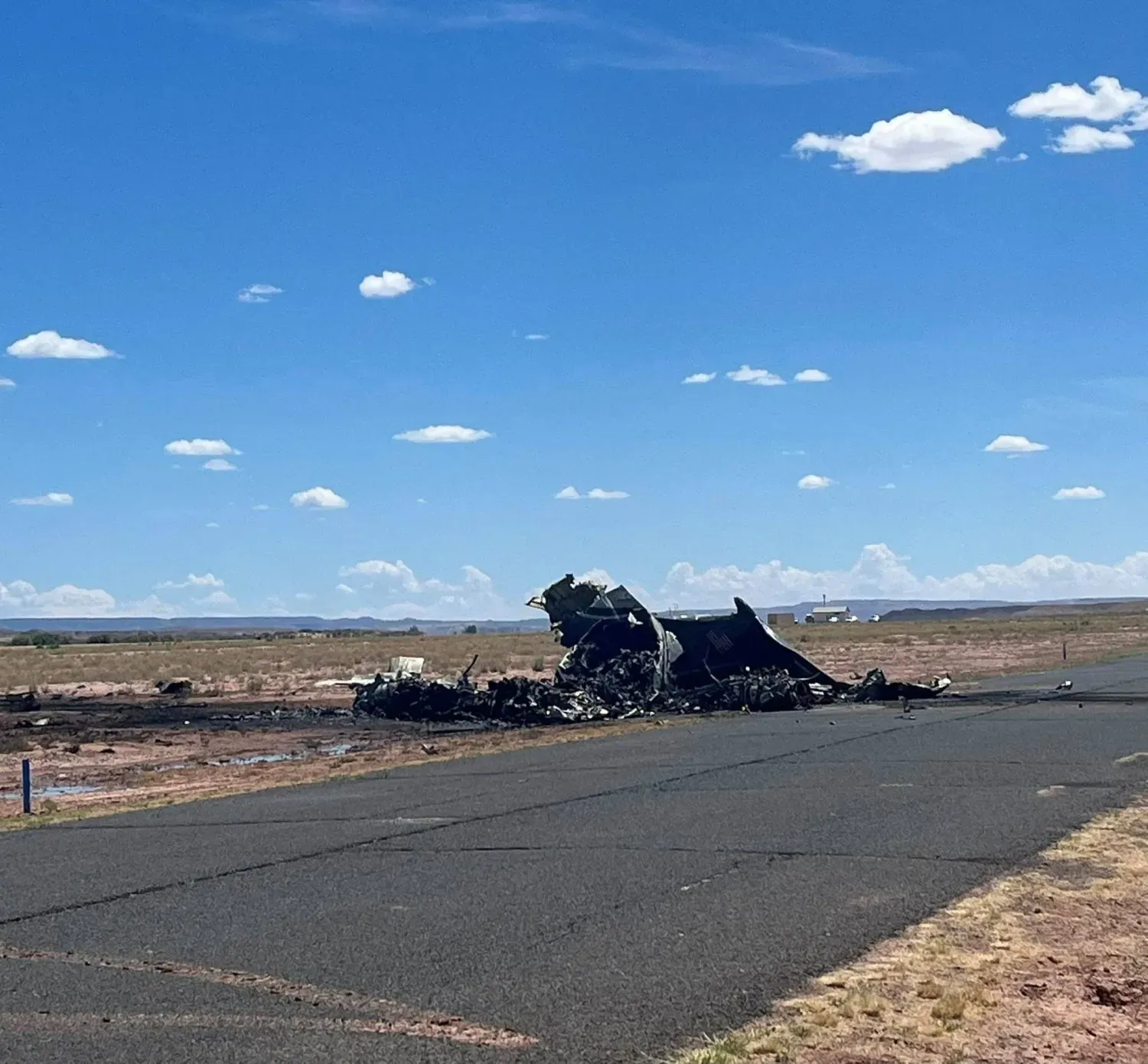 Kuzey Arizona'daki Chinle Havaalanı yakınlarında düşen uçağın enkazı (Reuters)