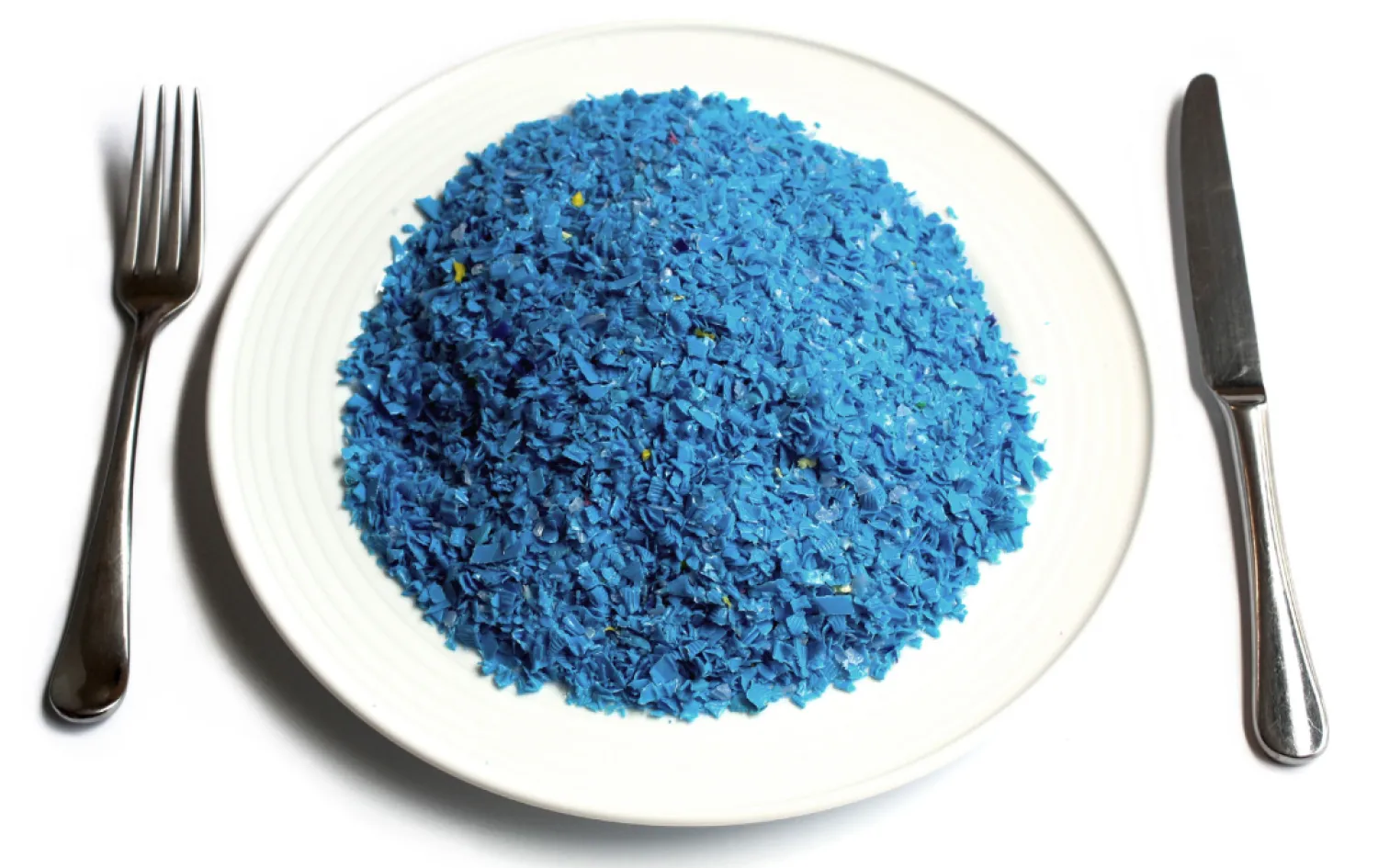 كميات هائلة من جزيئات البلاستيك تغزو الطعام والمياه والهواء وتدخل عبرها إلى الجسم البشري (رويترز)