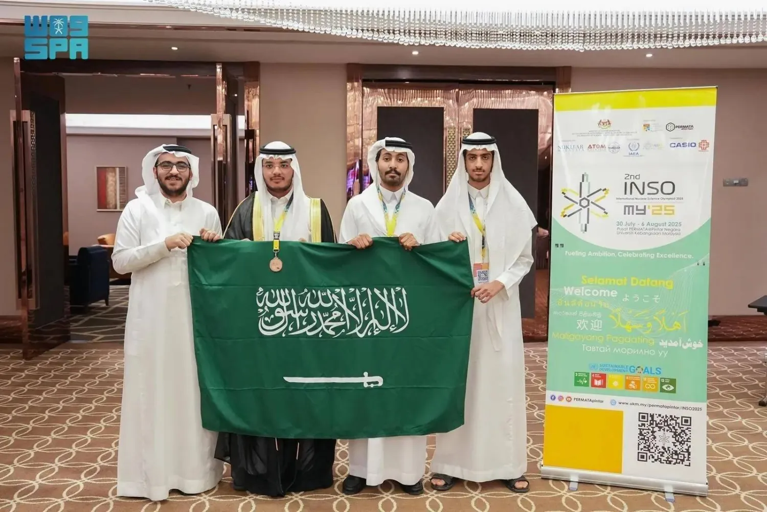 The winners with their medals. (SPA)