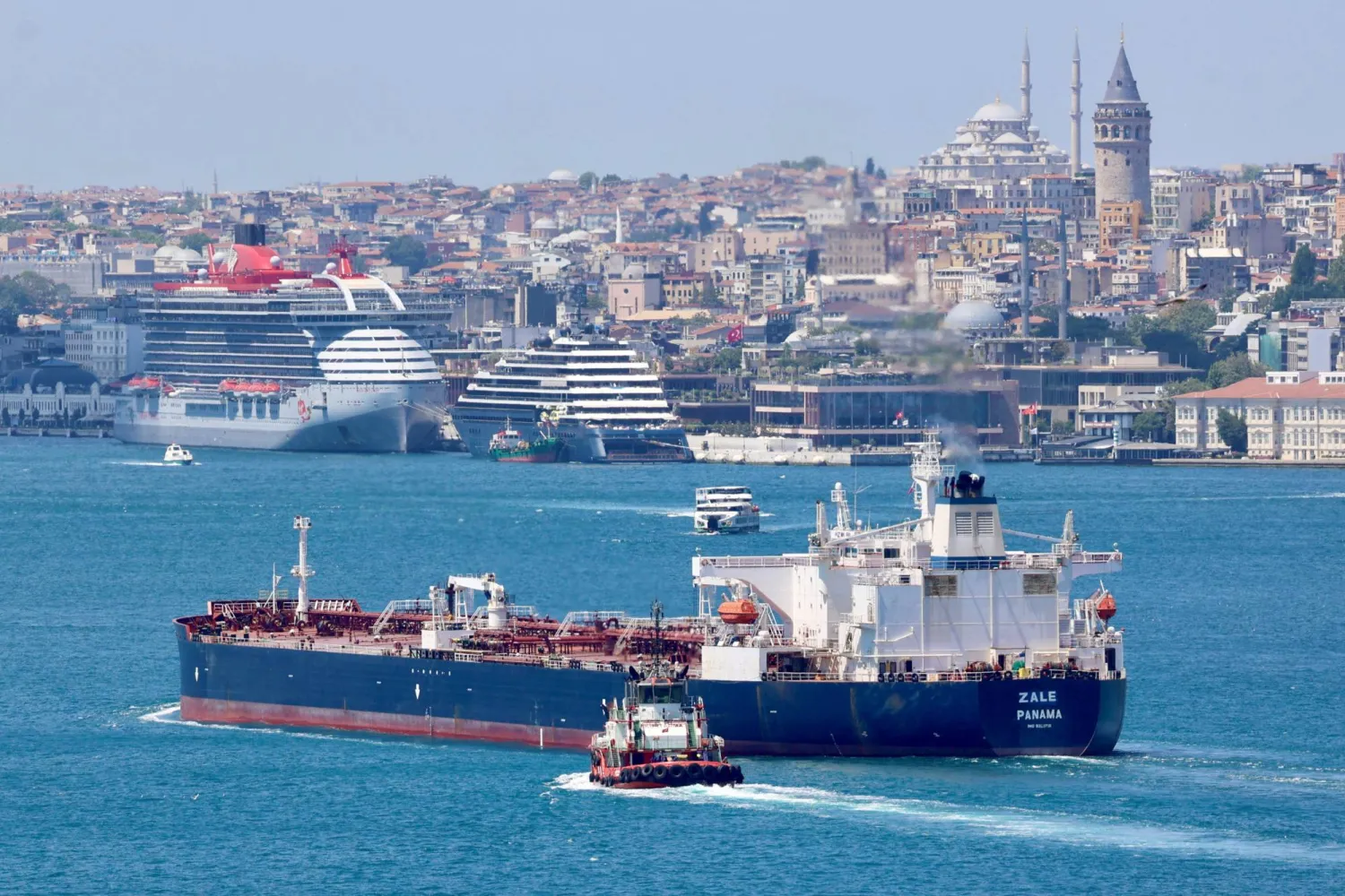 ناقلة النفط الخام «زيل» تمر عبر مضيق البوسفور في إسطنبول (أرشيفية-رويترز)