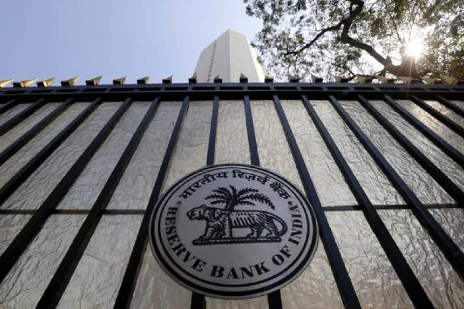 يظهر ختم بنك الاحتياطي الهندي على بوابة مقره الرئيسي بمومباي (أرشيفية-رويترز)