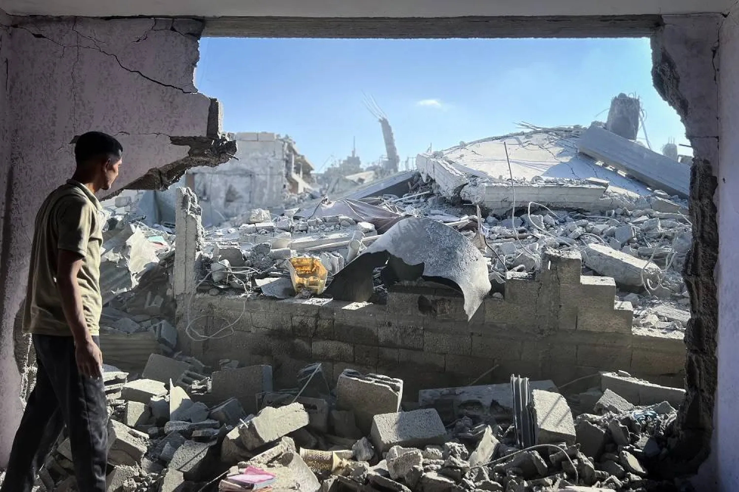 06 August 2025, Palestinian Territories, Nusairat: Palestinians assess the damage in the aftermath of an overnight Israeli strike that hit Nuseirat in the central Gaza Strip. (dpa)
