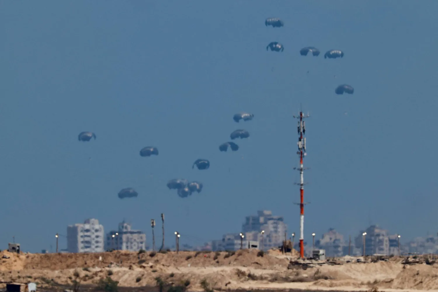 طرود المساعدات الإنسانية تظهر جواً فوق قطاع غزة (رويترز)