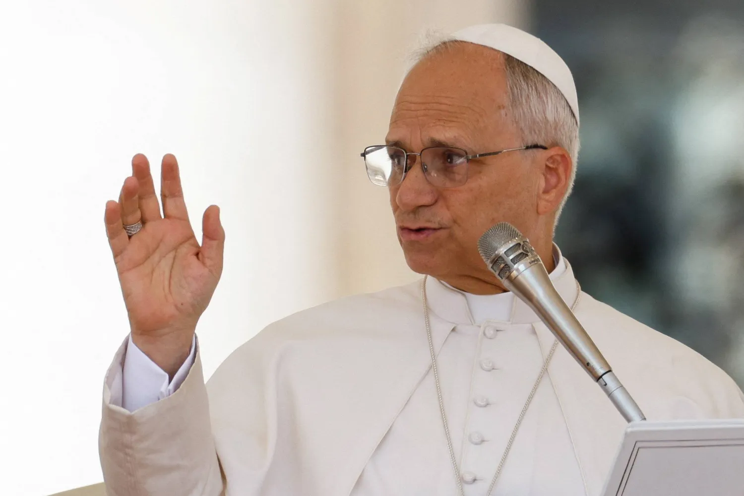 البابا ليو الرابع عشر يتحدث أمام الحضور في نهاية لقاء عام بساحة القديس بطرس بالفاتيكان (رويترز)