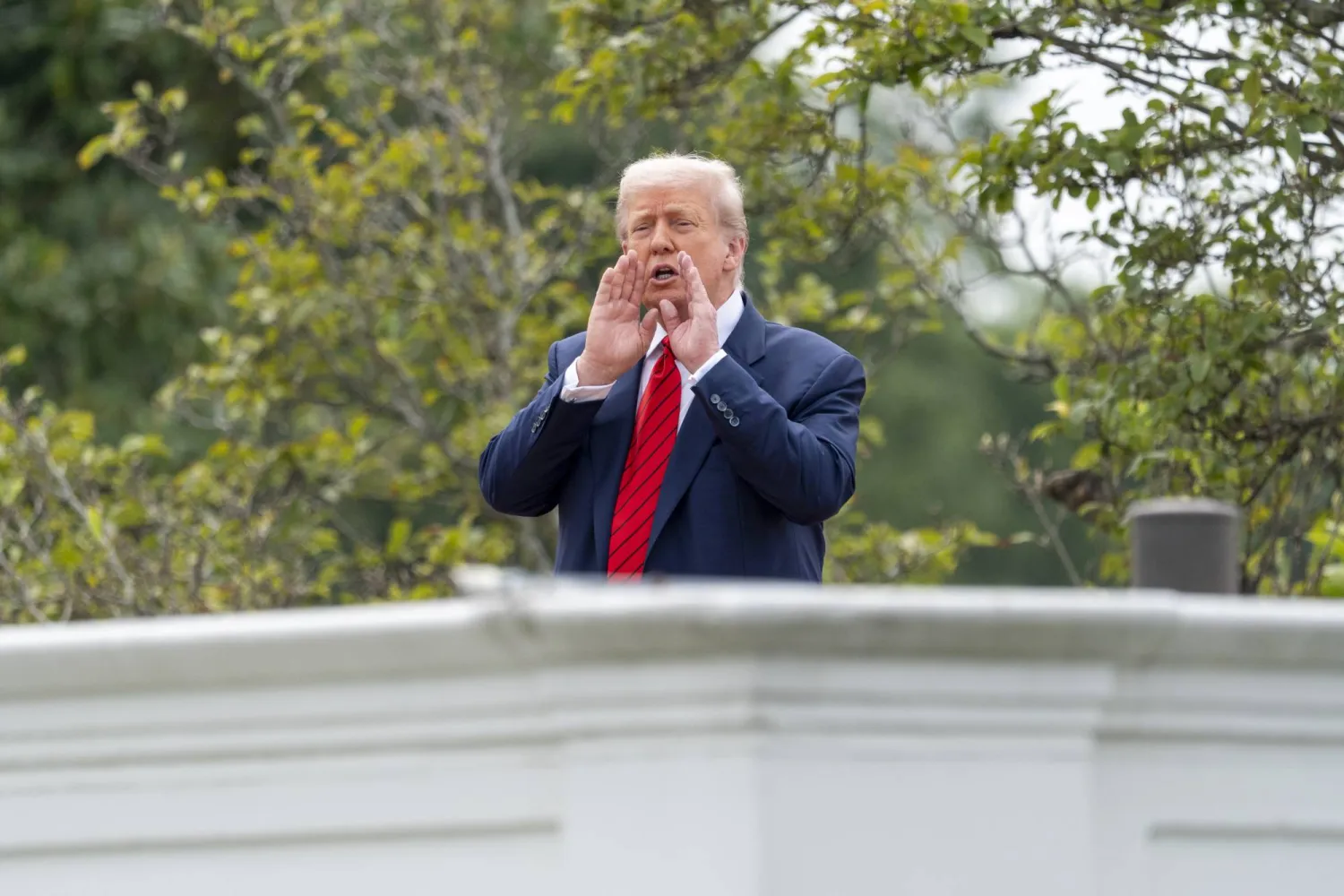 دونالد ترمب في أثناء تجوله على سطح البيت الأبيض 5 أغسطس 2025 (أ.ب)