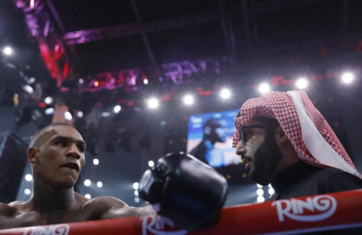 المستشار تركي آل الشيخ برفقة كريس خلال نزاله الأخير مع بن (رويترز)