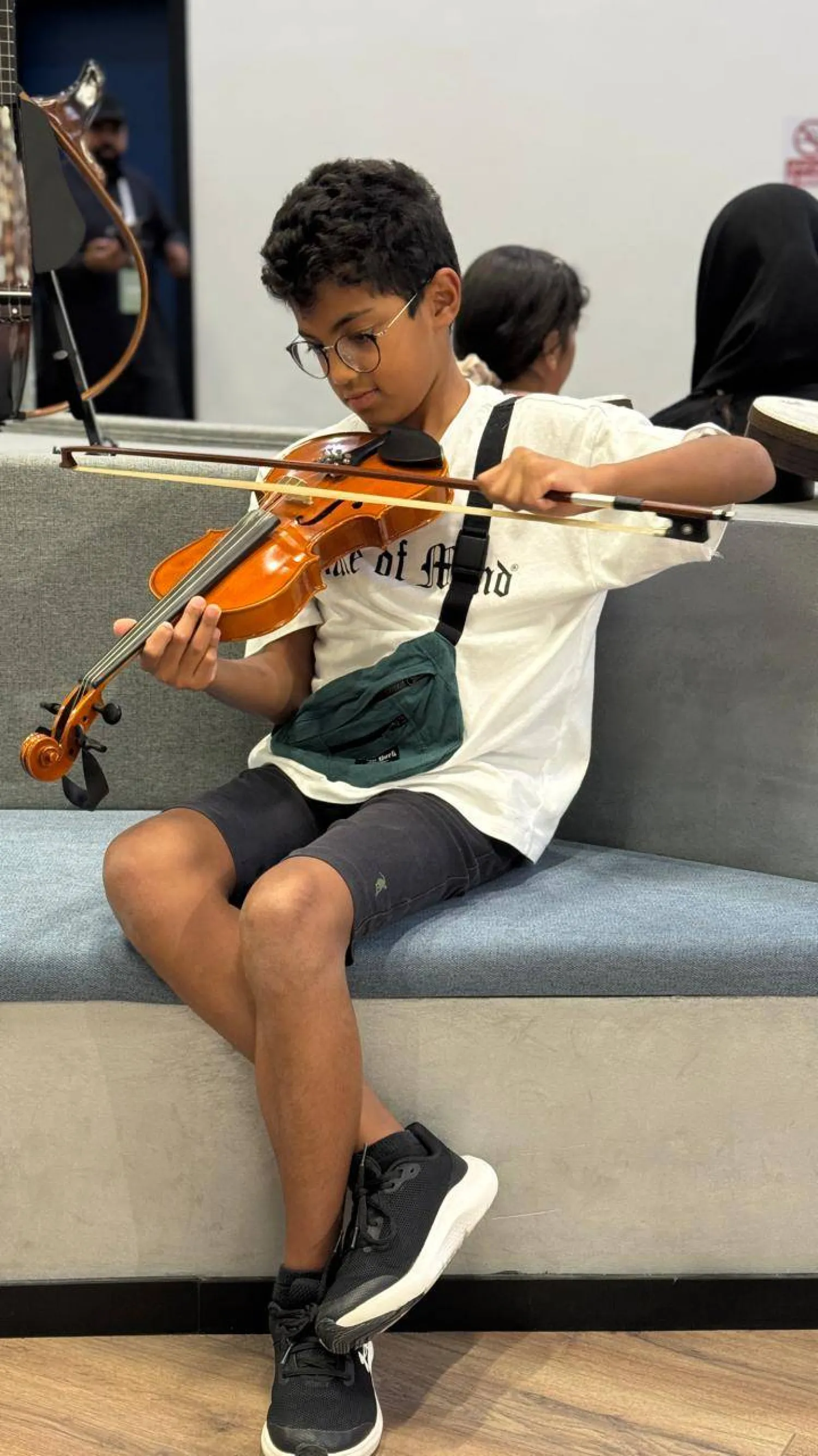 متدرب يجرب العزف على آلة الكمان (الشرق الأوسط)