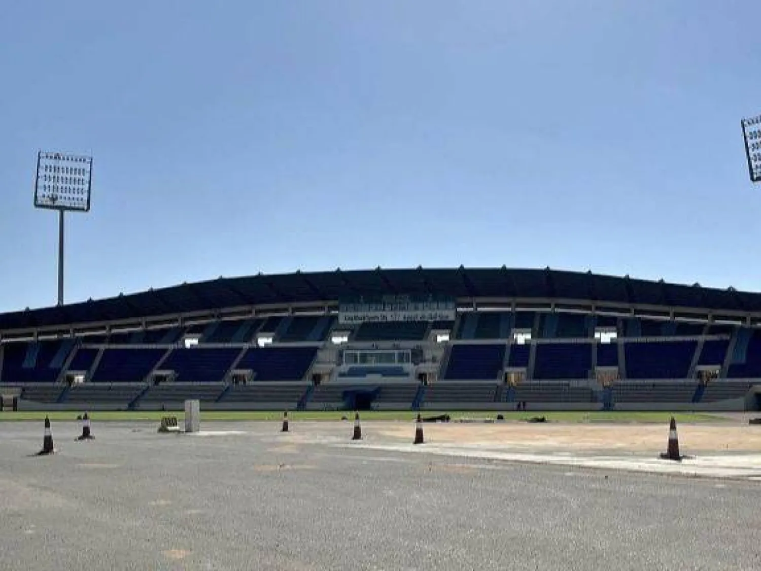 الملعب يسع لما يقارب 15000 متفرج (الشرق الأوسط)