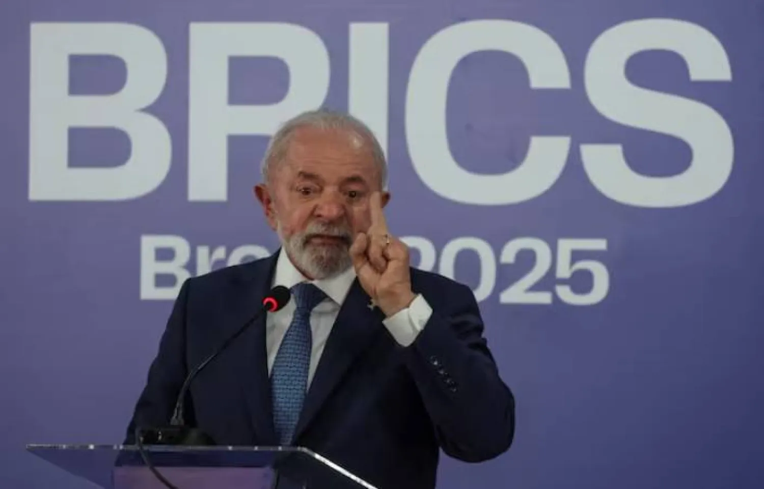 لويس إيناسيو لولا دا سيلفا يتحدث إلى وسائل الإعلام خلال قمة «بريكس» في ريو دي جانيرو يوم 7 يوليو 2025 (رويترز)