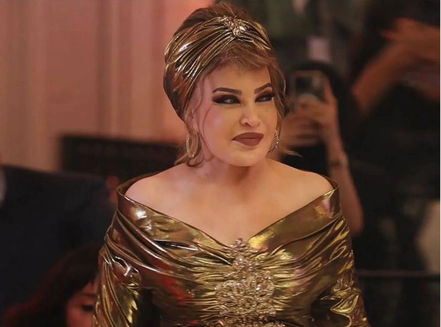 صفية العمري خلال حفل تكريمها في جدة (صفحتها على «فيسبوك»)