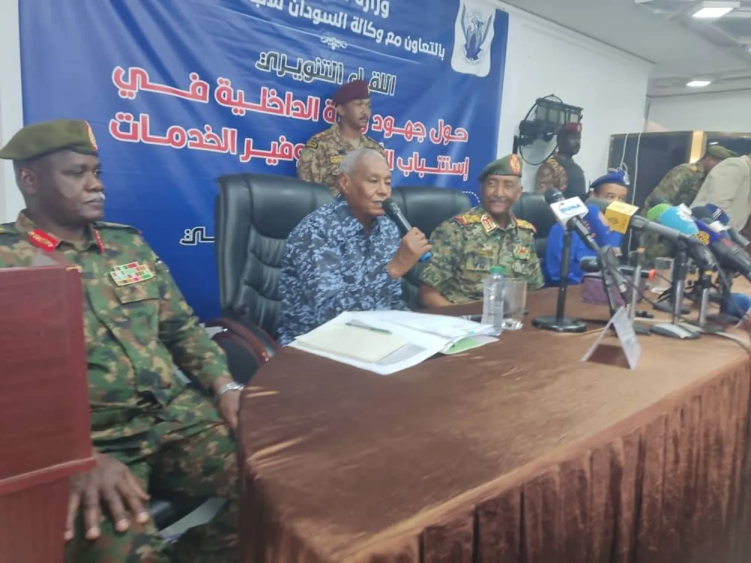 رئيس مجلس السيادة عبد الفتاح البرهان بجانب وزير الداخلية بابكر سمرة خلال مؤتمر صحافي في الخرطوم (الشرق الأوسط)