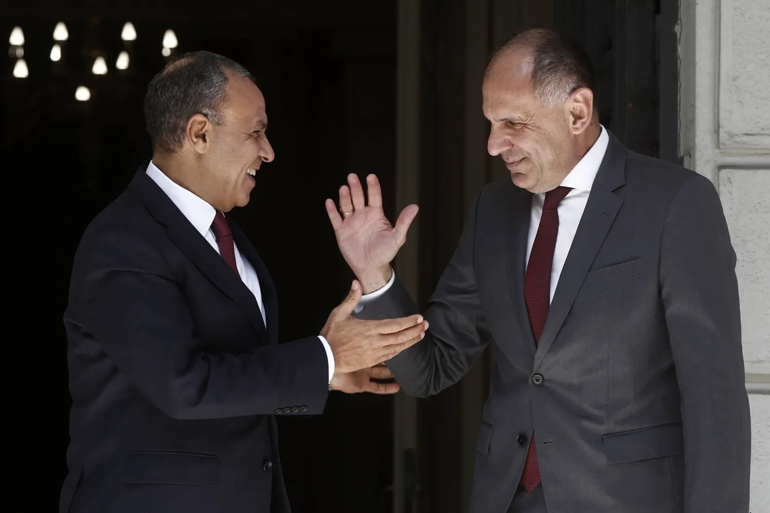 وزير الخارجية المصري بدر عبد العاطي في ضيافة نظيره اليوناني جورجوس جيرابيتريتيس (إ.ب.أ)