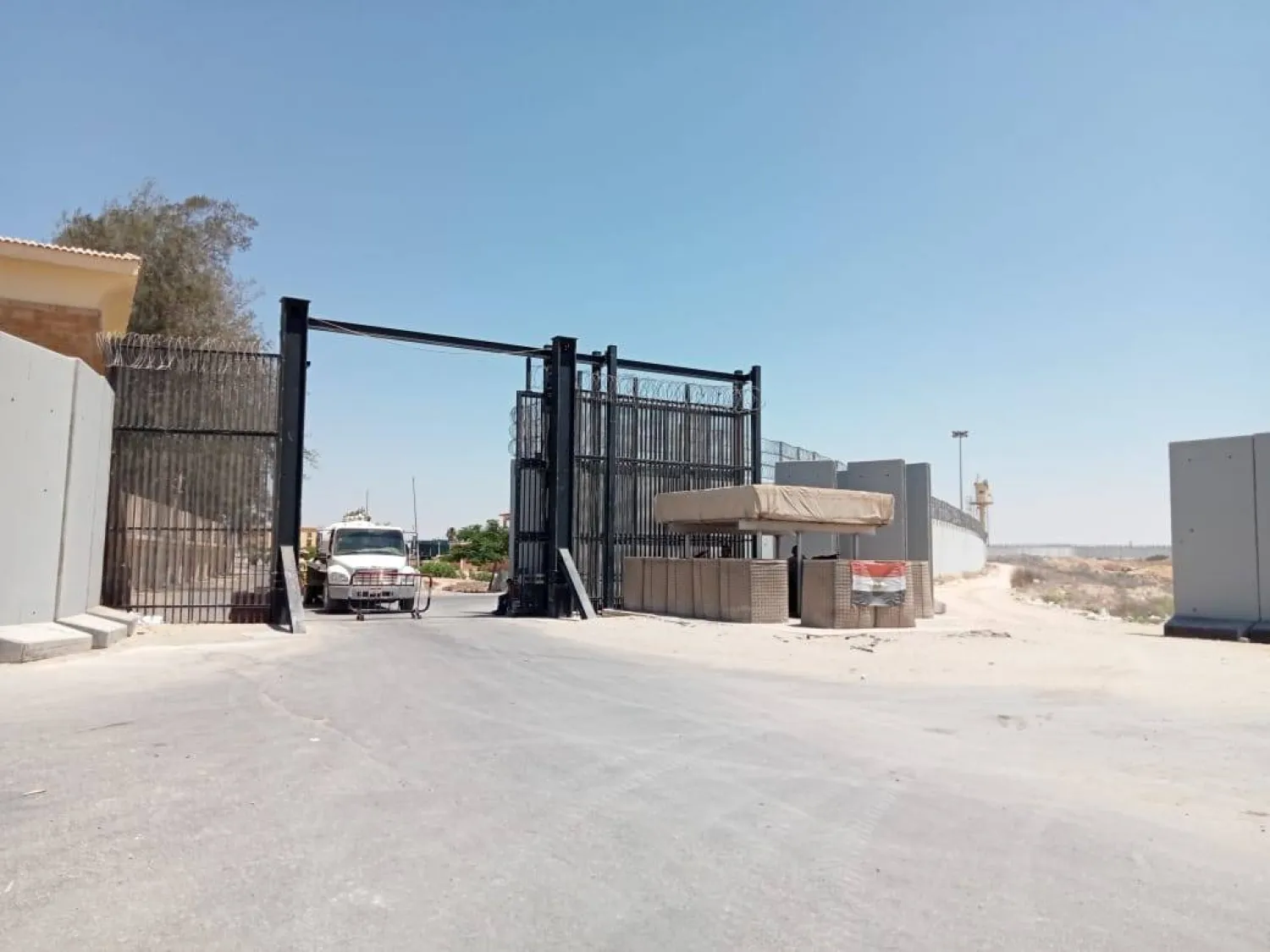 بوابة فرعية يمين بوابة معبر رفح تدخل منها الشاحنات في طريقها إلى معبر «كرم أبو سالم» (تصوير: محمد عبده حسنين)