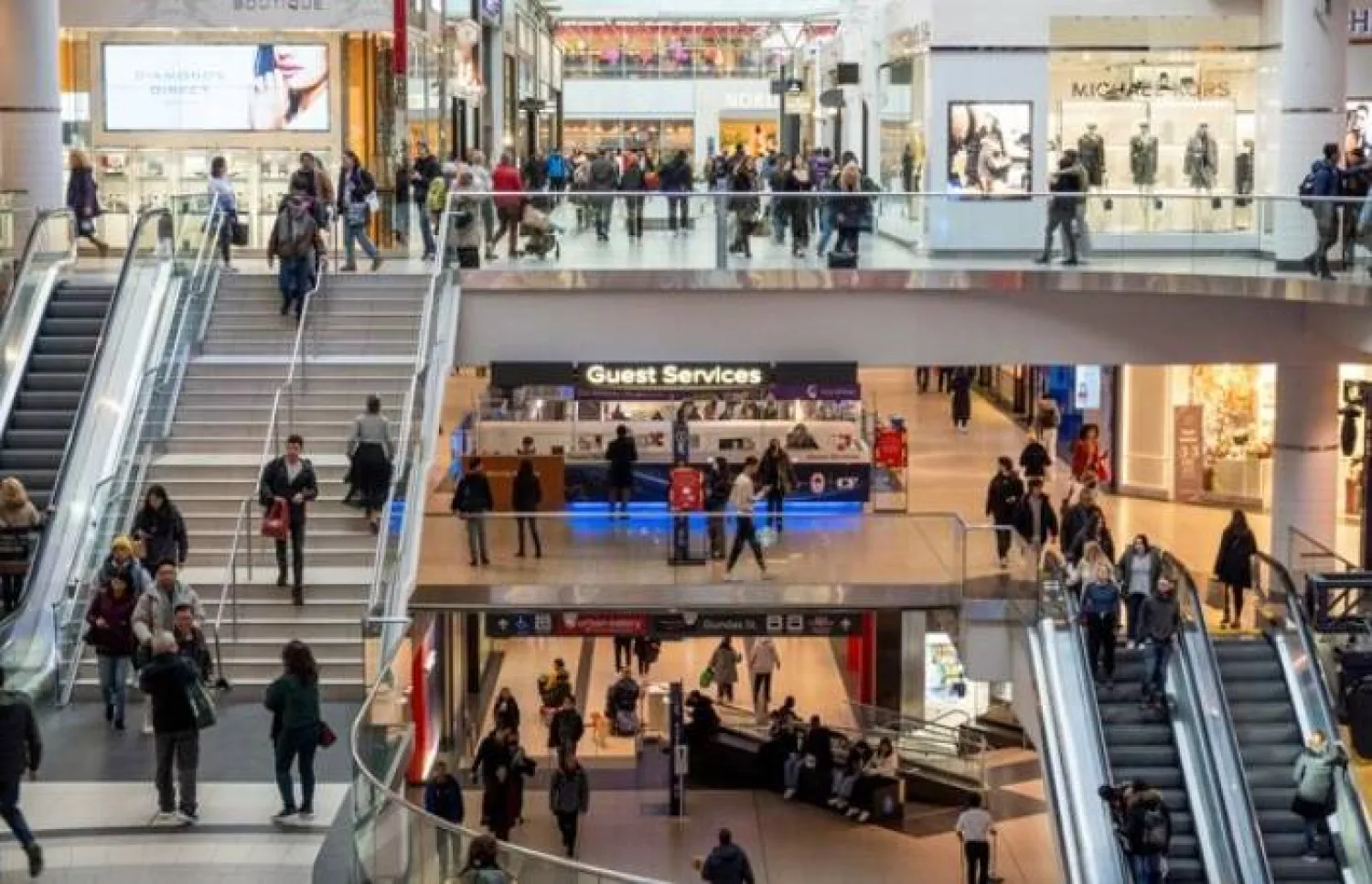 متسوقون داخل مركز «إيتون» في تورونتو (أرشيفية - رويترز)