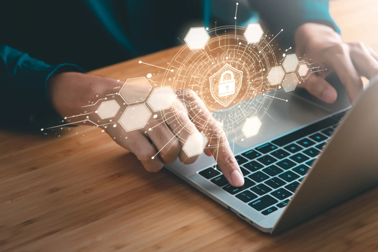 يسهم المركز الجديد في تحقيق مستهدفات رؤية 2030 من خلال دعم التحول الرقمي الآمن وبناء كوادر وطنية متخصصة (شاترستوك)