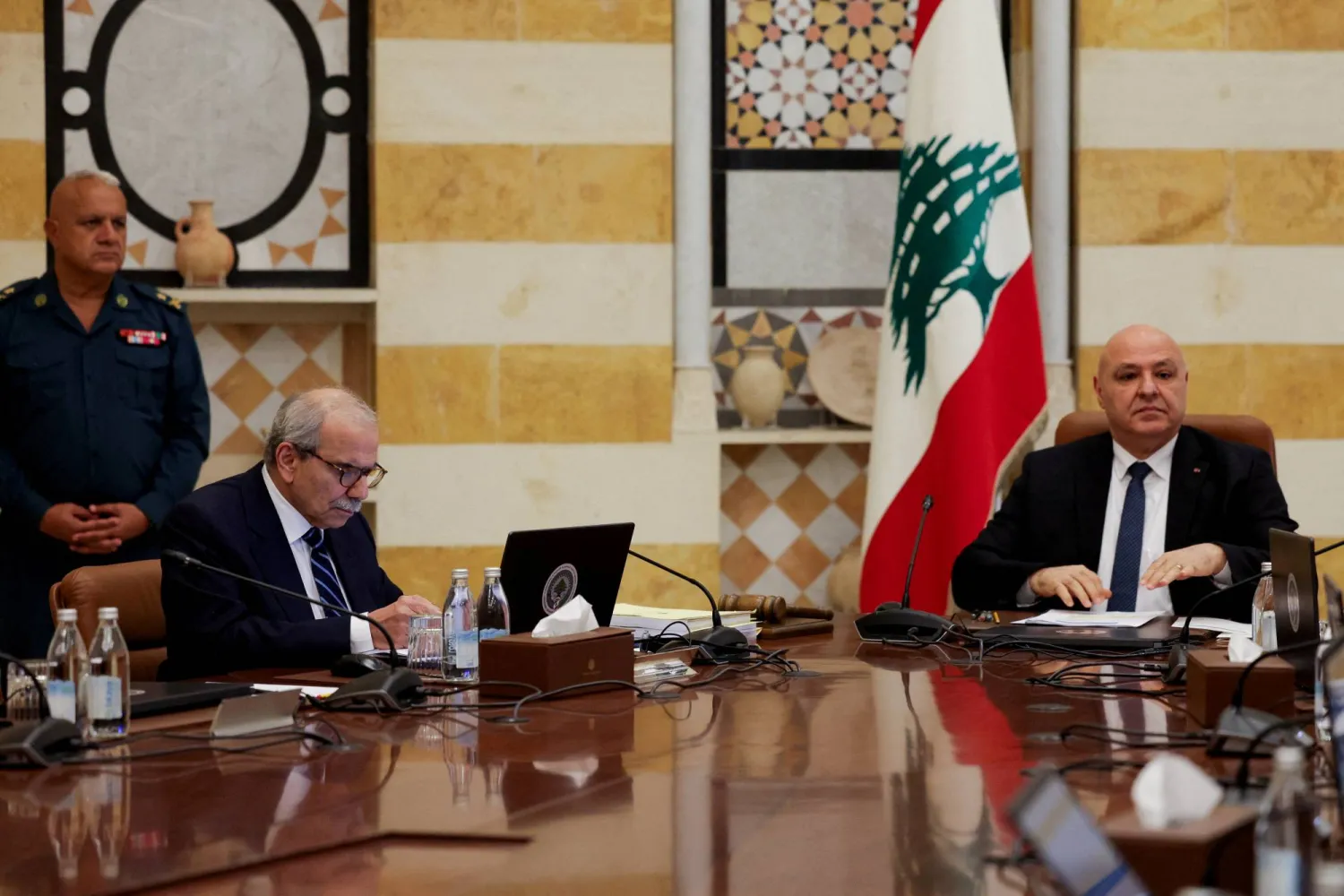 الرئيس اللبناني جوزيف عون والى يمينه رئيس الحكومة نواف سلام خلال جلسة الحكومة الثلاثاء (رويترز)