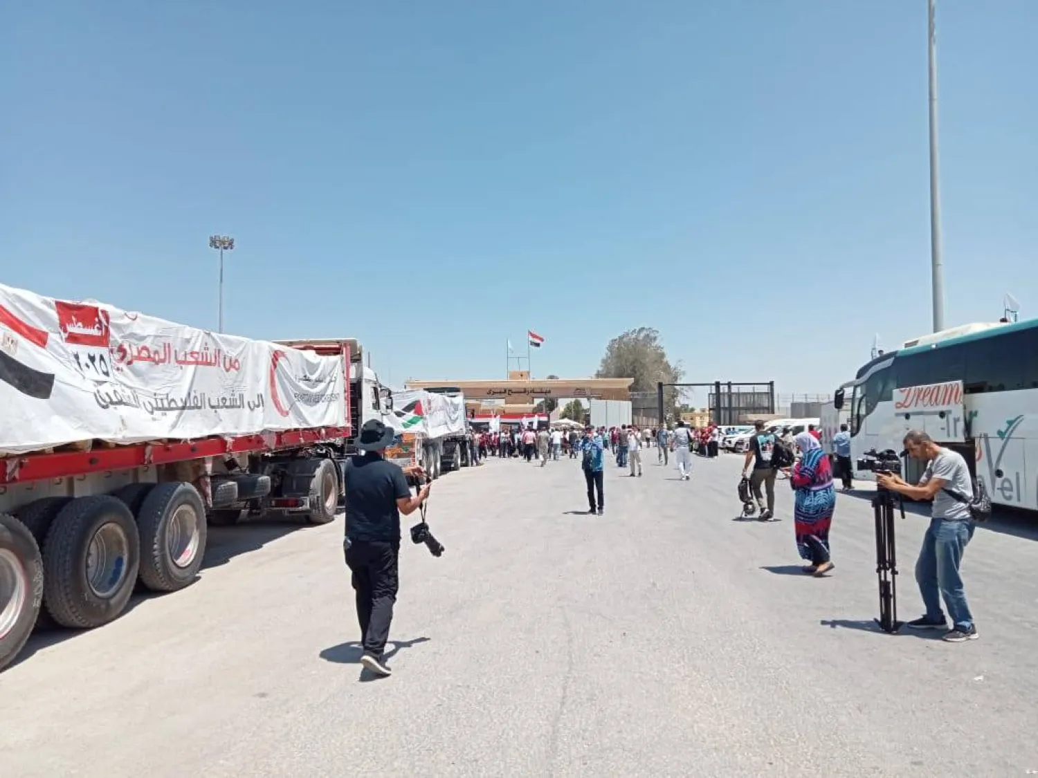 شاحنات المساعدات تصطف أمام معبر رفح استعداد لدخول قطاع غزة (تصوير محمد عبده حسنين)