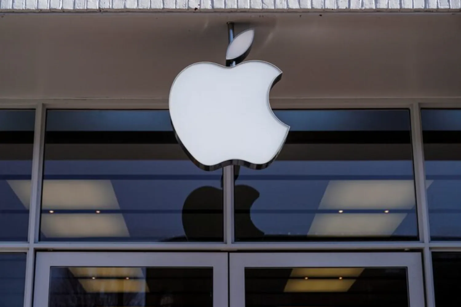 Logo of an Apple store is seen as Apple Inc. reports fourth quarter earnings in Washington, US, January 27, 2022. REUTERS/Joshua Roberts/File photo 