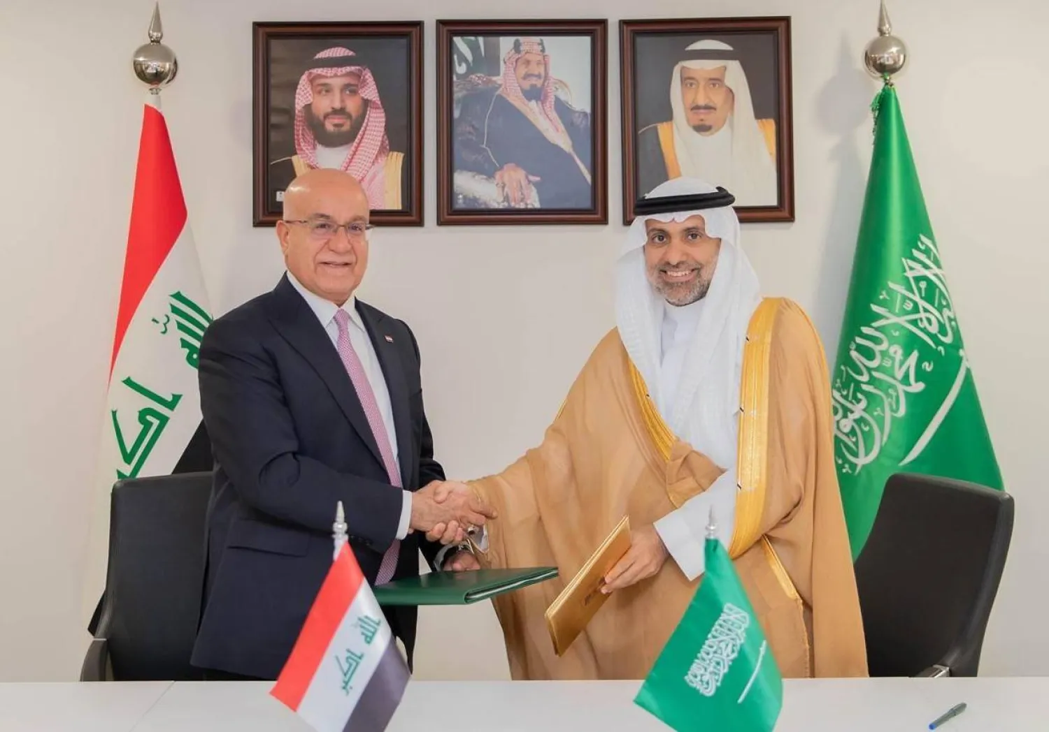 وزير الصحة السعودي مع نظيره العراقي عقب التوقيع على مذكرة التفاهم الهادفة إلى تطوير الشراكة الصحية بين البلدين (واس)