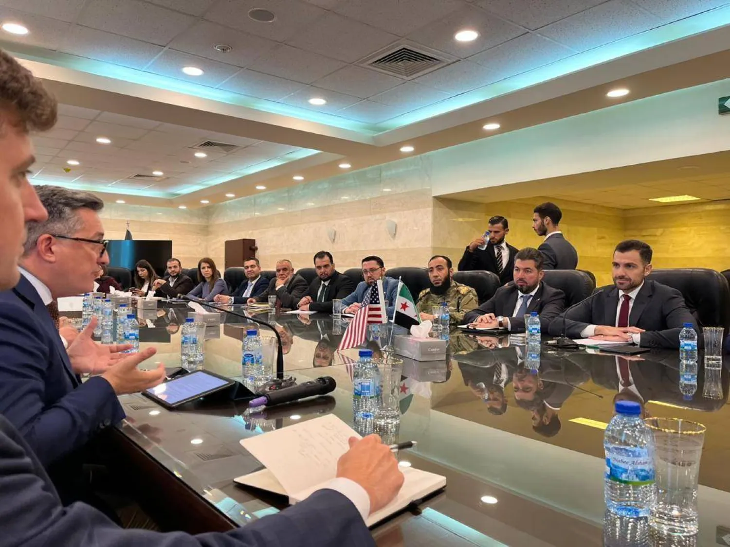 ترأست وزارة الخارجية السورية الثلاثاء سلسلة المناقشات مع وفد الموظفين الأميركيين برئاسة نيكولاس غرينجر (يسار) مدير برنامج المنصة الإقليمية السورية (إكس)