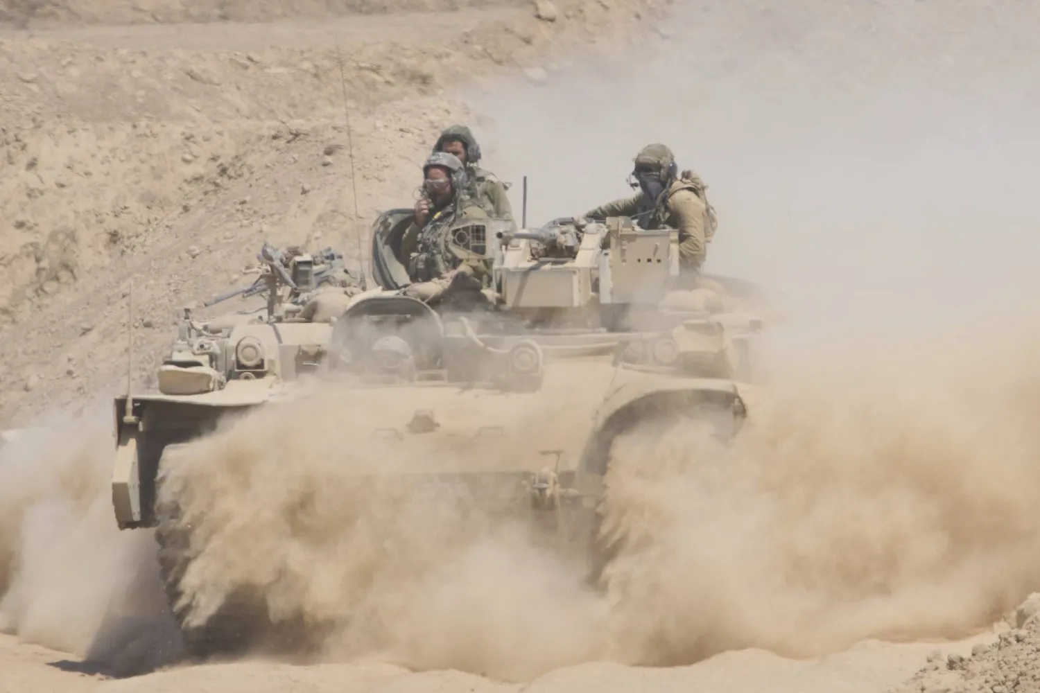 جنود إسرائيليون يعودون بمركبة مدرعة من شمال قطاع غزة إلى جنوب إسرائيل 29 يوليو 2025 (أ.ب)