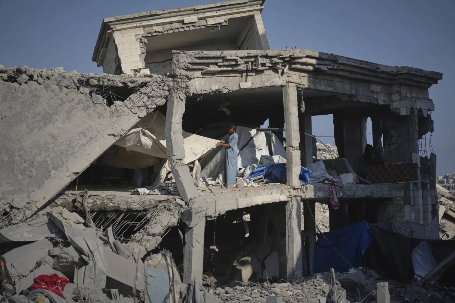 مقتل 25 فلسطينياً بينهم أطفال وإصابة العشرات بجروح بنيران الجيش الإسرائيلي في قطاع غزة (أ.ب)