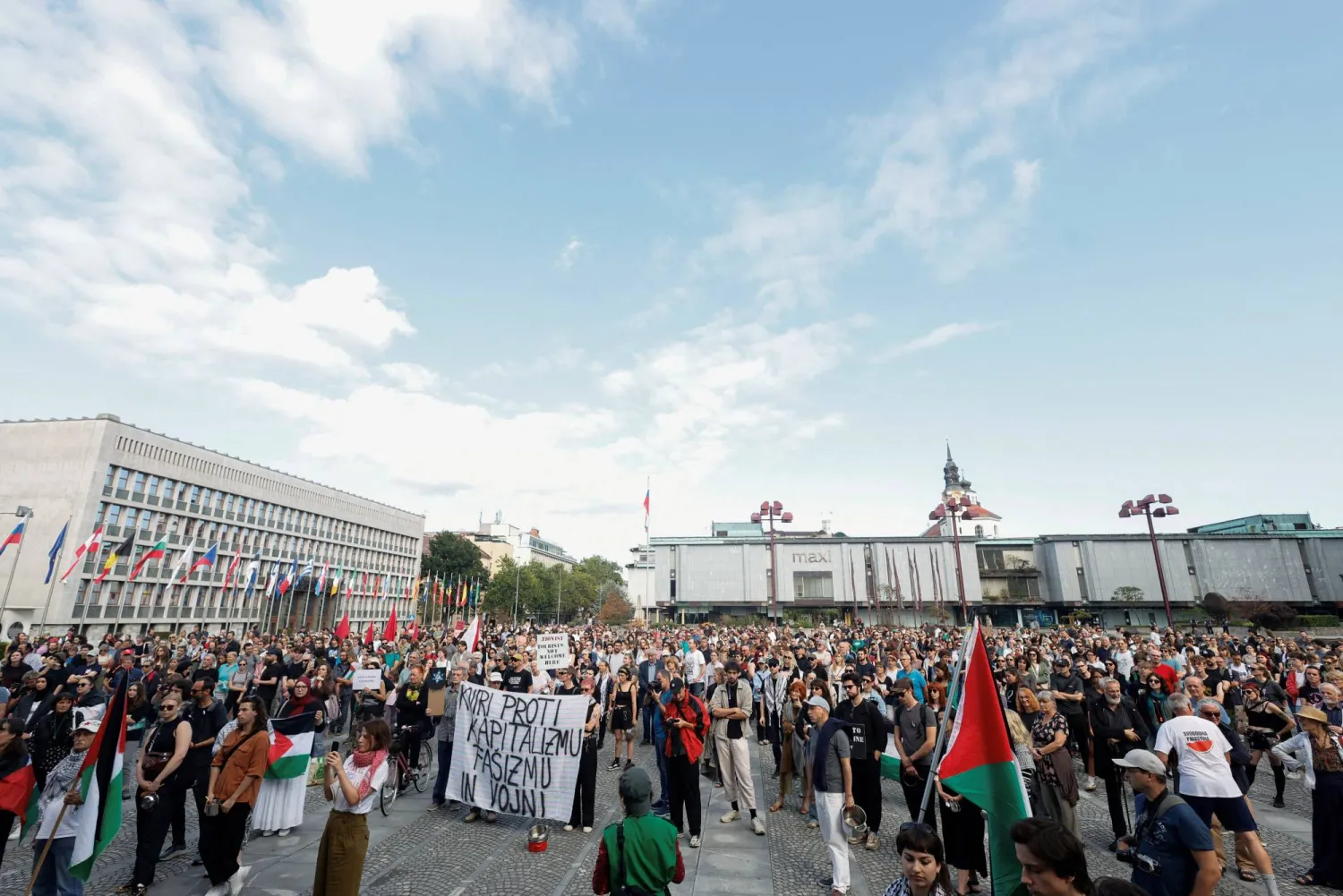 ناشطون مؤيدون للفلسطينيين يتظاهرون خارج البرلمان السلوفيني في اليوم الذي أعلنت فيه الحكومة حظراً على استيراد السلع المنتجة في إسرائيل (رويترز)