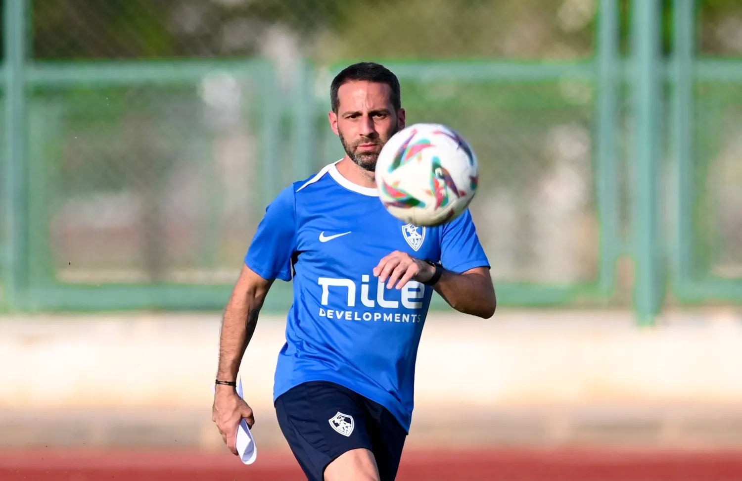 فيريرا يداعب الكرة خلال تدريبات الزمالك (نادي الزمالك) 