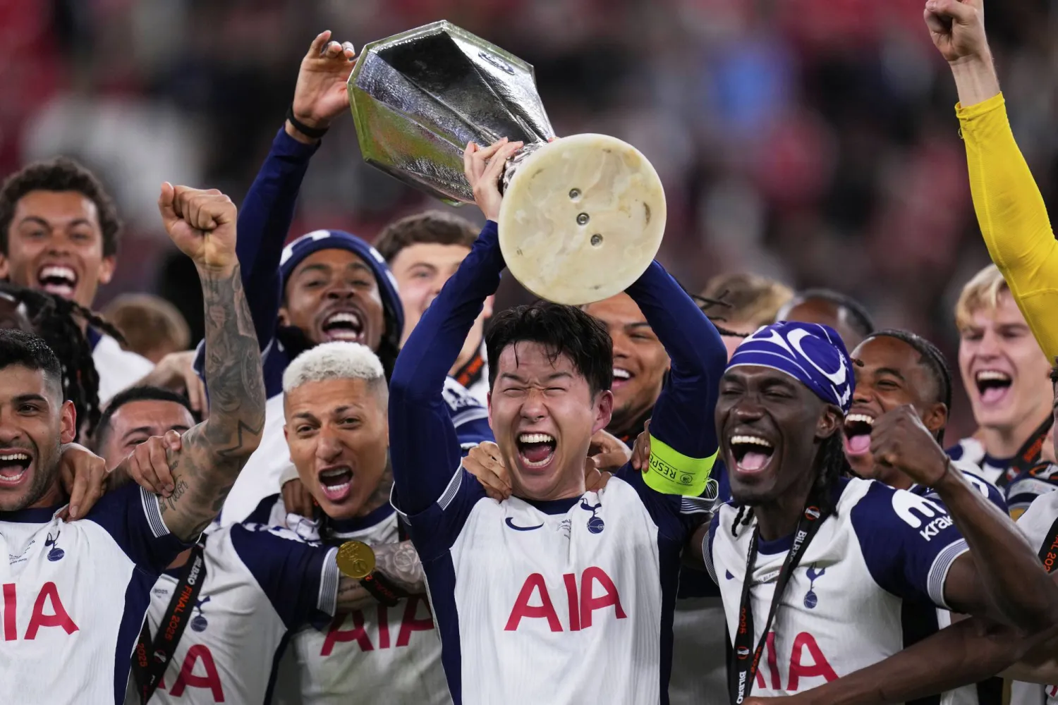 اختتم سون مسيرة دامت لعقد كامل بالتتويج بلقب «يوروبا ليغ» (أ.ب)