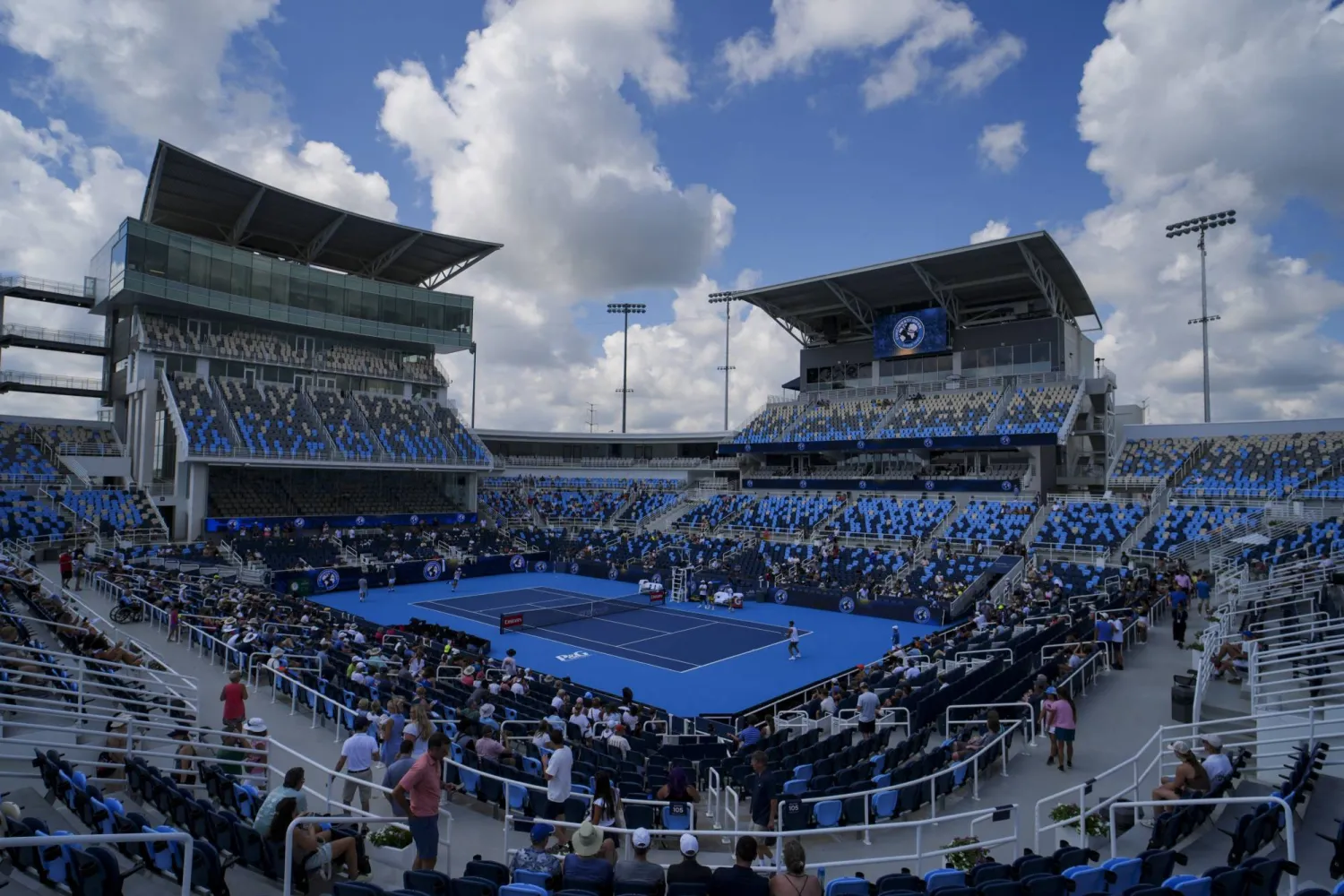 مشجعون لدى حضورهم إحدى حصص التدريب في مركز ليندنر العائلي للتنس (رويترز)