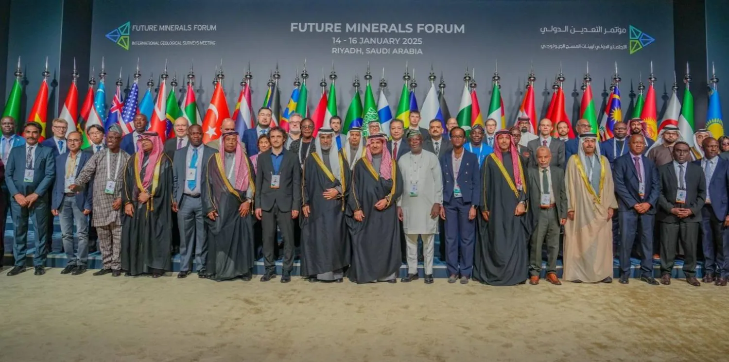 صورة جماعية للوزراء وممثلي الدول من أنحاء العالم خلال مشاركتهم في الاجتماع الدولي لهيئات المسح الجيولوجي في يناير الماضي (الشرق الأوسط)