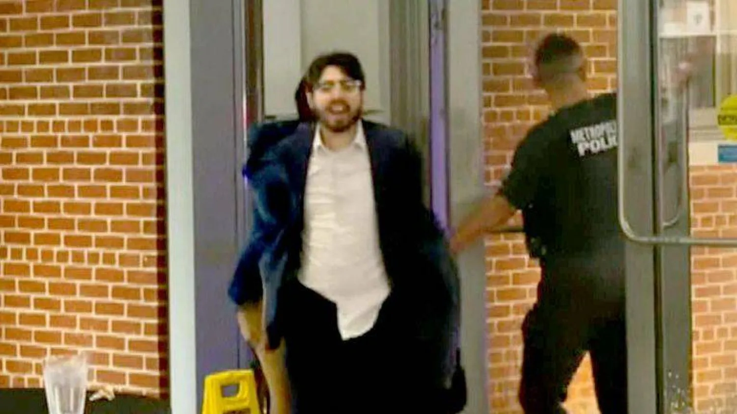 أرشيفية لإلياس رودريغيز المشتبه به في إطلاق النار على موظفين بالسفارة الإسرائيلية في واشنطن لحظة القبض عليه (متداولة)