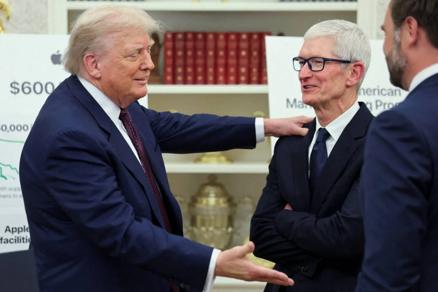 الرئيس الأمريكي دونالد ترمب والرئيس التنفيذي لشركة أبل تيم كوك في المكتب البيضاوي في البيت الأبيض (رويترز)