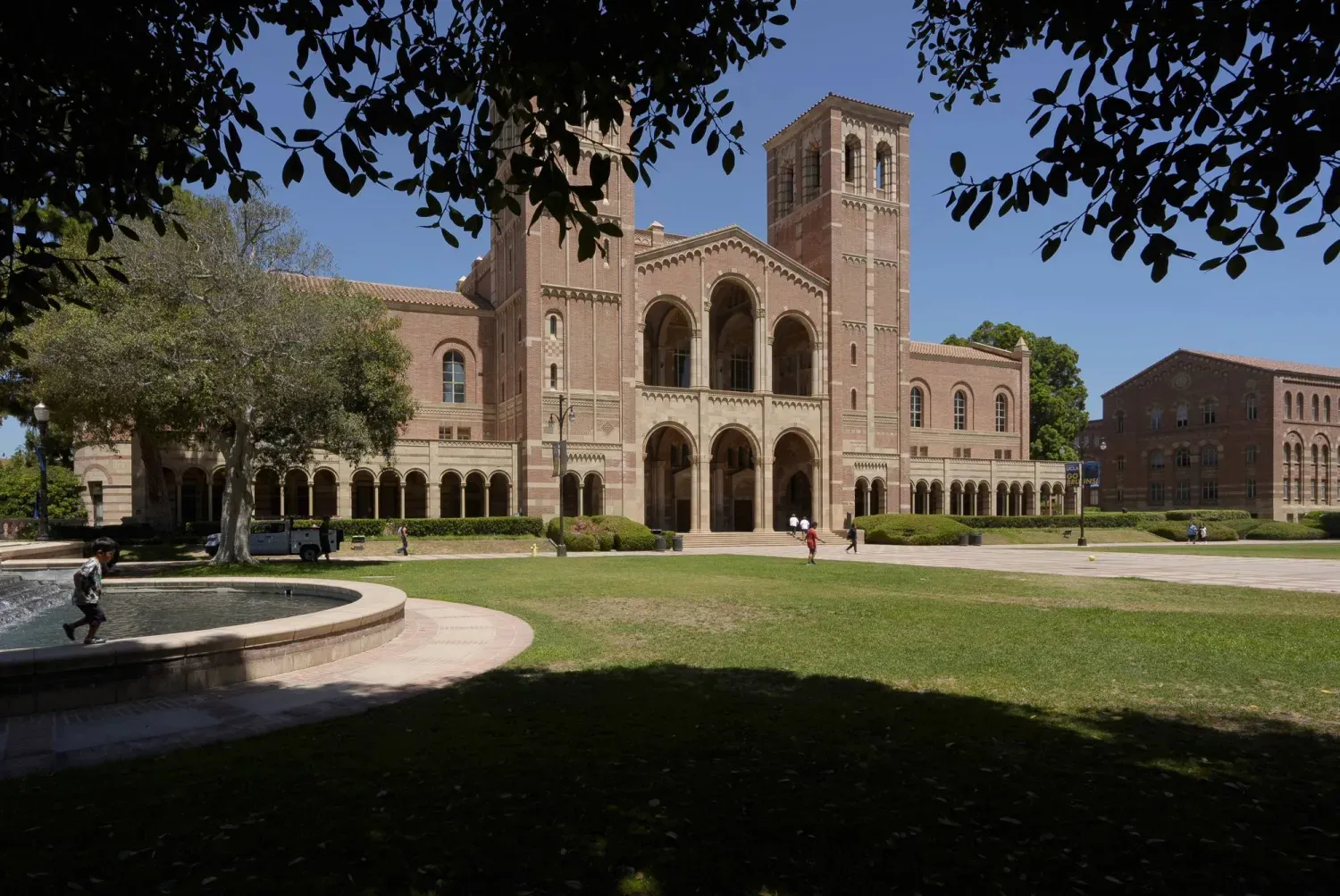 Kaliforniya Üniversitesi Los Angeles kampüsü önünde oynayan çocuklar (AP)