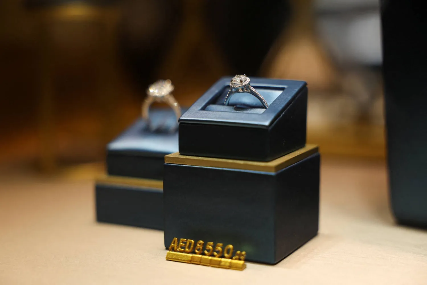 مجوهرات عليها سعر واضح معروضة في متجر في سوق الذهب بدبي (رويترز)