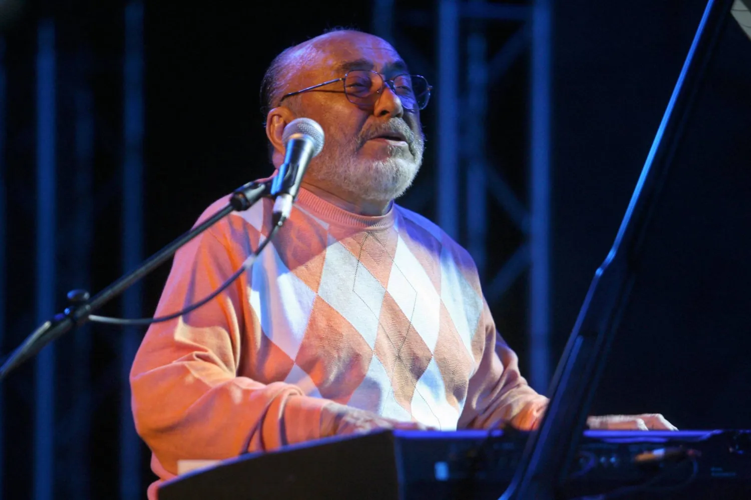 (FILES) US pianist Eddie Palmieri performs on August 2, 2009 at the Theatre de la Mer in Sete southeastern France, during the music Festival Fiest'A. (Photo by RAYMOND ROIG / AFP)