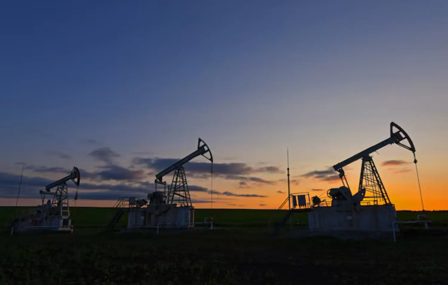 FILE PHOTO A view shows oil pump jacks outside Almetyevsk in the Republic of Tatarstan, Russia June 4, 2023. REUTERS/Alexander Manzyuk/ File Photo