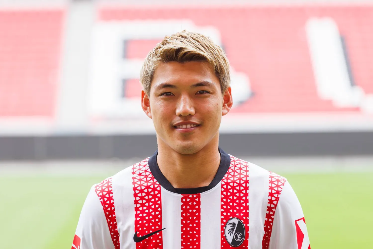 FILED - 30 July 2025, Baden-Württemberg, Freiburg: Freiburg's Ritsu Doan poses for a photo at the Europa-Park stadium. Photo: Philipp von Ditfurth/dpa