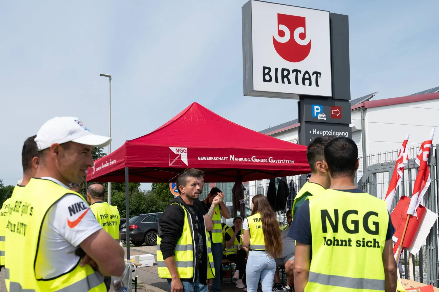 06 August 2025, Baden-Württemberg, Murr: Strikers stand in front of the Birtat factory. The NGG trade union is demanding a collective agreement for the employees of kebab skewer manufacturer Birtat. Photo: Markus Lenhardt/dpa