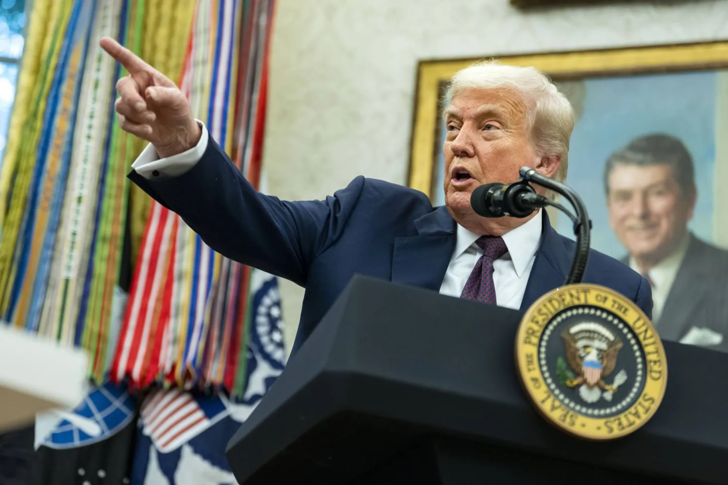 دونالد ترمب يتحدث في المكتب البيضاوي بالبيت الأبيض (إ.ب.أ)